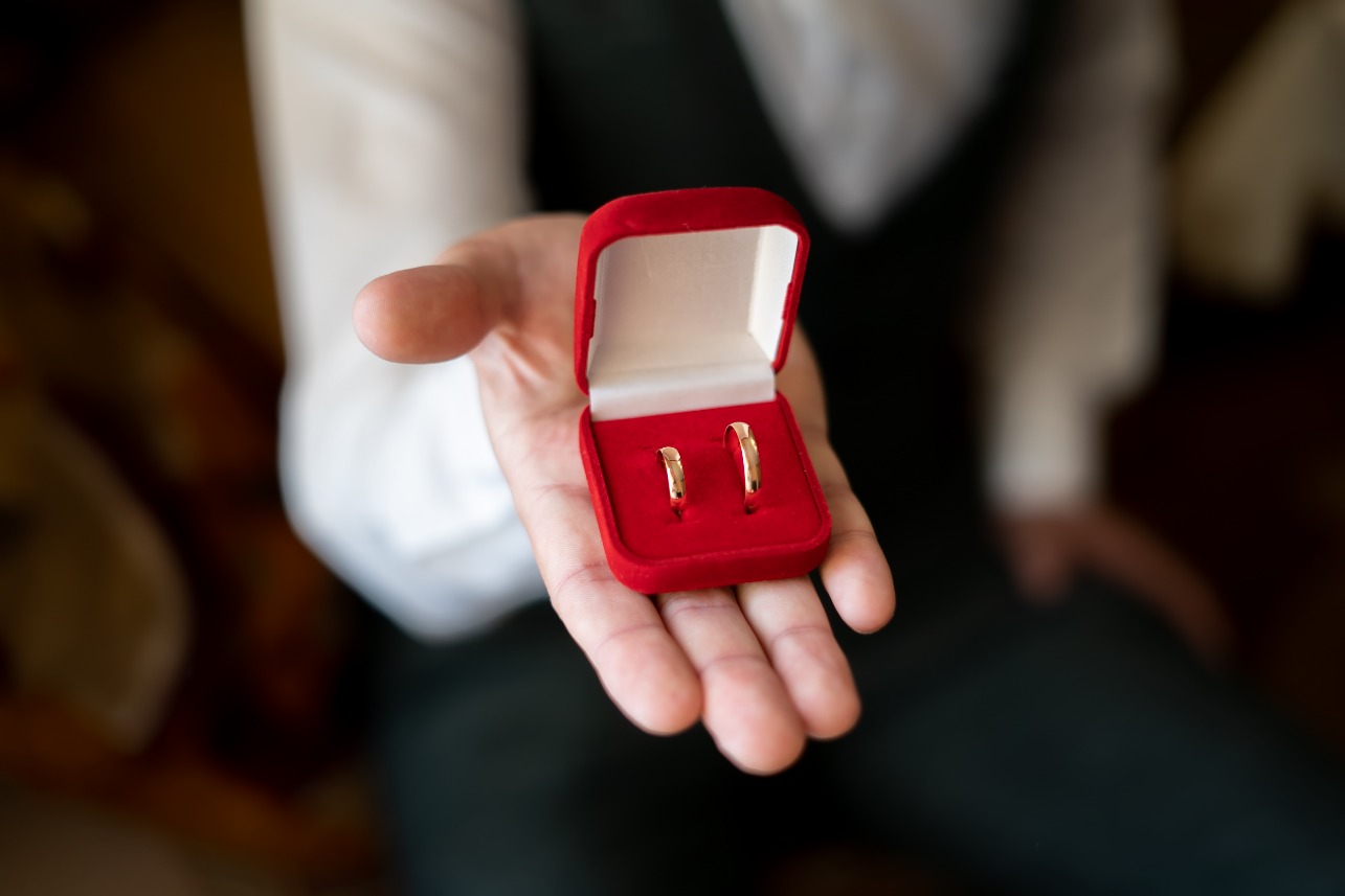 Scorpio man with marriage ring set